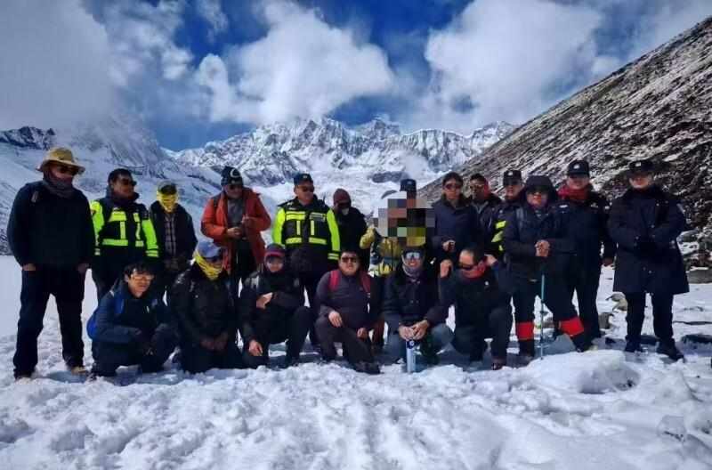  西藏徒步失联女子获救后对镜头微笑引争议，知情人：她私下也比较自责 新闻