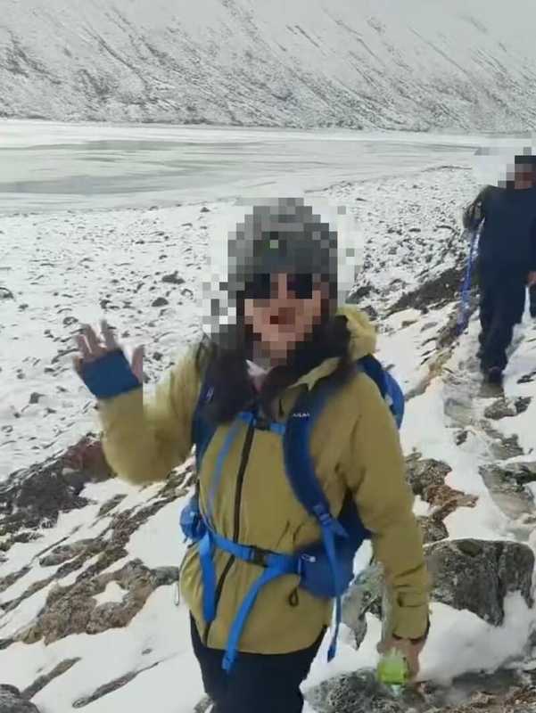  西藏徒步失联女子获救后对镜头微笑引争议，知情人：她私下也比较自责 新闻