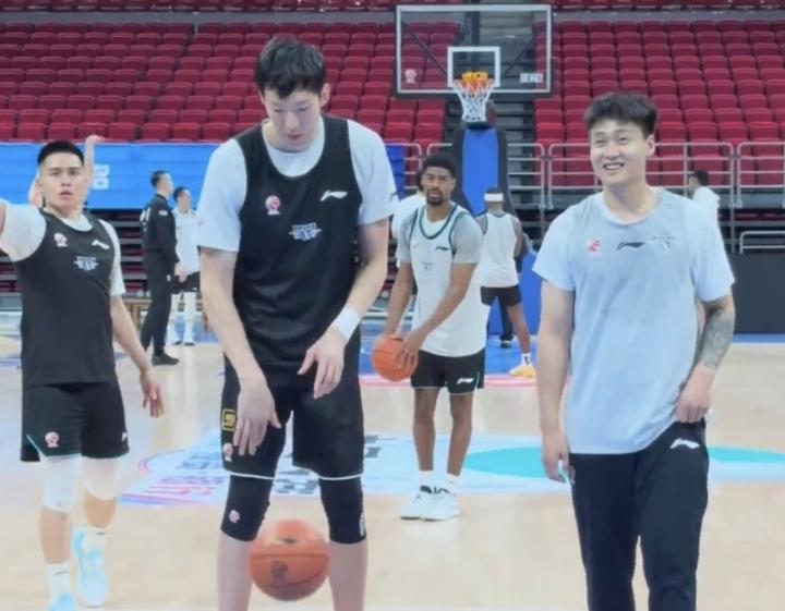  从上赛季延续至今的眼伤，周琦淡然面对；比赛中找状态，北京北汽内线期待他的稳定输出。 体育新闻