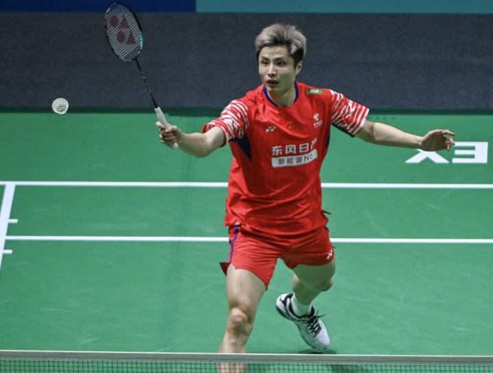  全英羽毛球公开赛首轮爆冷，卫冕冠军石宇奇遗憾止步；印度选手拉克什亚抓住机会逆转取胜。 体育新闻