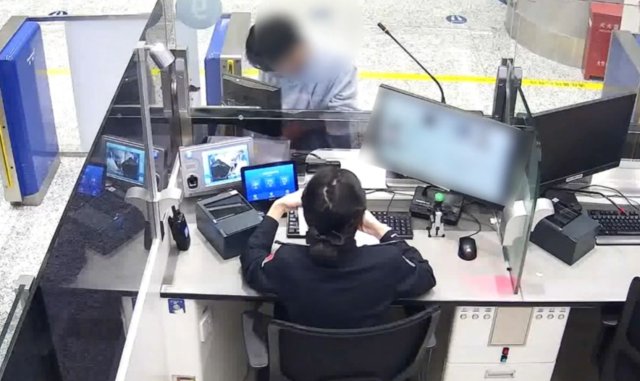  刚满十八岁的高三生，背起双肩包想独自闯济州岛；边检民警一番追问，让他低头认错。 情感心理