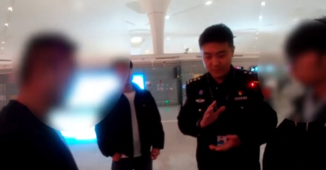  刚满十八岁的高三生，背起双肩包想独自闯济州岛；边检民警一番追问，让他低头认错。 情感心理