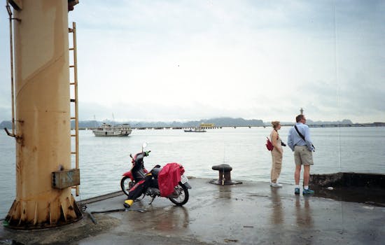  两会政策信号蓄势待发；春节消费活力彰显内需潜力；外部扰动有限下关注三条投资主线。 股票财经