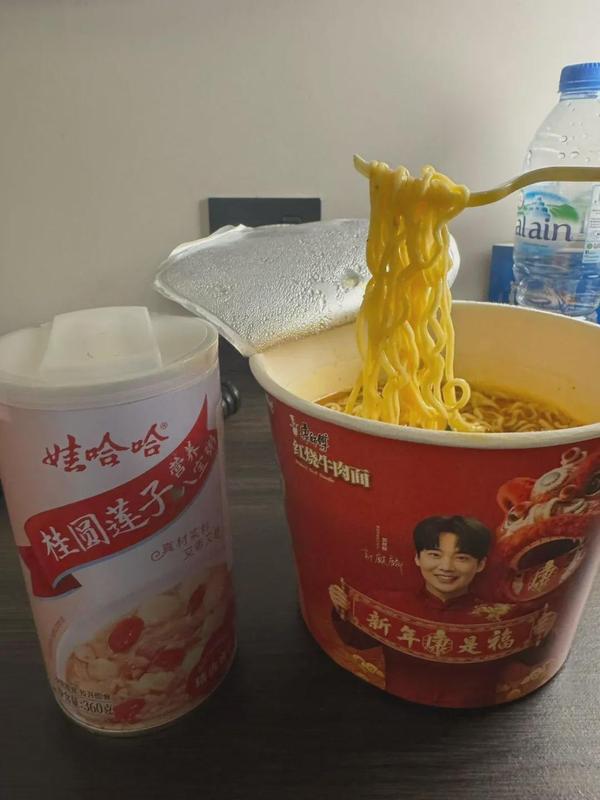  迪拜突发局势升级，一家六口滞留多日；航班反复取消，归途充满不确定。 文化旅游