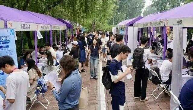  顶尖人才流向观察：清华2025届毕业生青睐华为比亚迪等企业；出国深造比例下降，国内发展机遇更受重视 教育招生