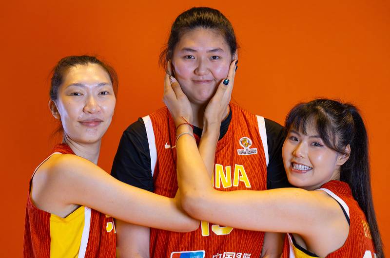  女篮世界杯预选赛即将开战，中国队主场出击；三大中锋首次聚首，内线优势待检验。 体育新闻