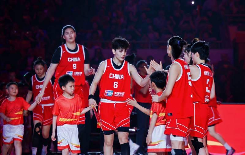  女篮世界杯预选赛即将开战，中国队主场出击；三大中锋首次聚首，内线优势待检验。 体育新闻
