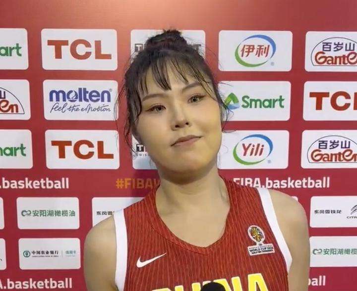  背靠背挑战考验意志，中国女篮内线核心分享心路历程。 体育新闻