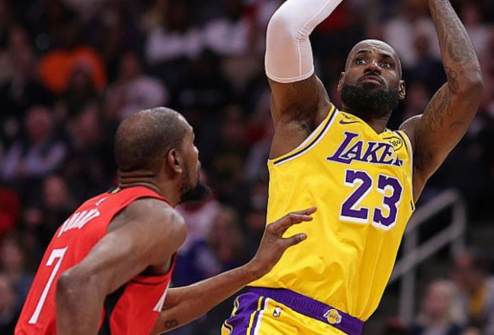  末节突然哑火，失误频发拖累大局；火箭主场惜败湖人，杜兰特个人失误突出。 体育新闻