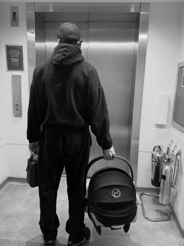  喜讯传来，阿森纳门将拉亚喜得贵子；小家伙取名里奥，全家沉浸幸福。 体育新闻 喜讯传来，阿森纳门将拉亚喜得贵子；小家伙取名里奥，全家沉浸幸福。 体育新闻