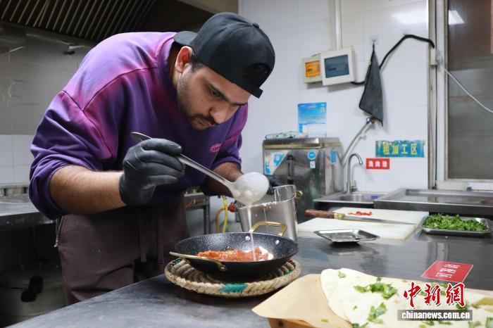  古城烟火气浓，巴基斯坦青年寻觅文化交融之道。 文化旅游