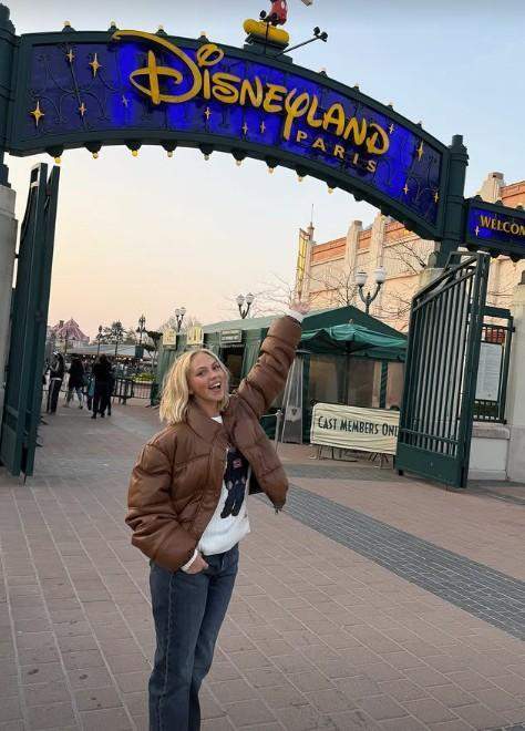  停赛期里的意外收获；穆德里克携手女星现身迪士尼，社交互动终成现实浪漫。 娱乐新闻